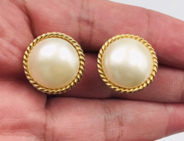 Vintage Marvella Gold Toned Round Faux Pearl Cabochon Earrings w/ Rope Edges - £7.31 GBP