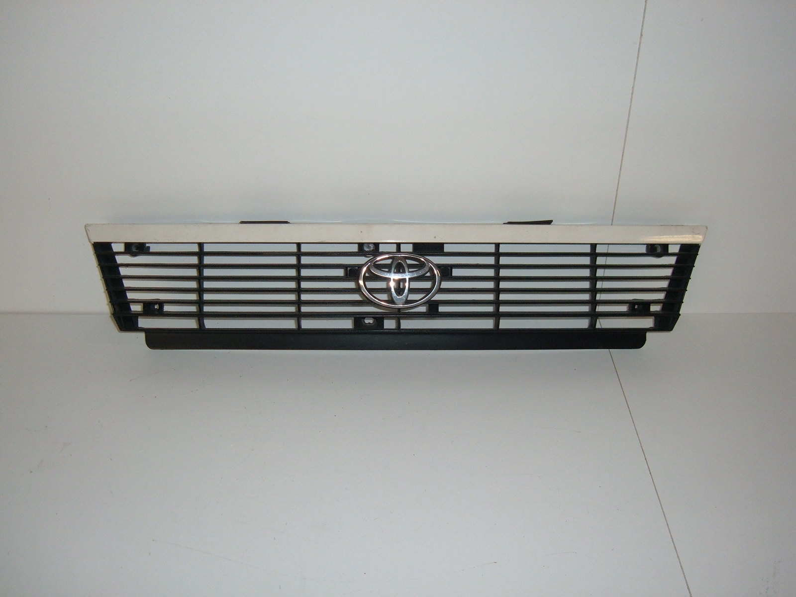 Primary image for 1987 Toyota Camry factory OEM front grille.