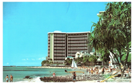 Beach Scene Looking toward Sheraton Waikiki Hotel Hawaii Postcard 1975 - £6.80 GBP
