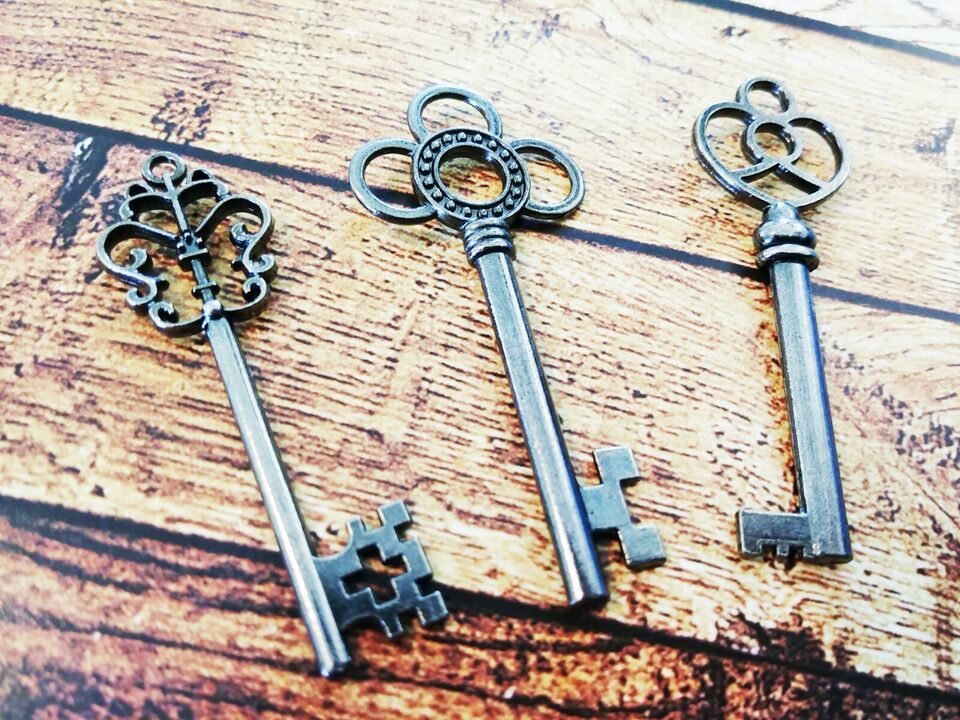 Skeleton Key Pendants Black Gunmetal Big Keys Large Wedding Favors Steampunk 30
