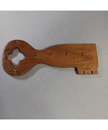 Vintage Wood Key Shaped Key Holder Holds 6 Keys Mid-Century Farmhouse Japan - $345.54 MXN
