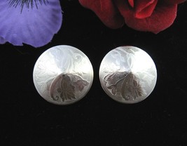 Ivy Leaves Round Earrings Vintage Clip On Etched Oriental Cone Silvertone Leaf - £10.26 GBP