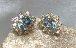 18K Yellow Gold Blue &amp; Clear Stone Pierced Stud Earrings 3.55g Fine Jewelry - £340.02 GBP