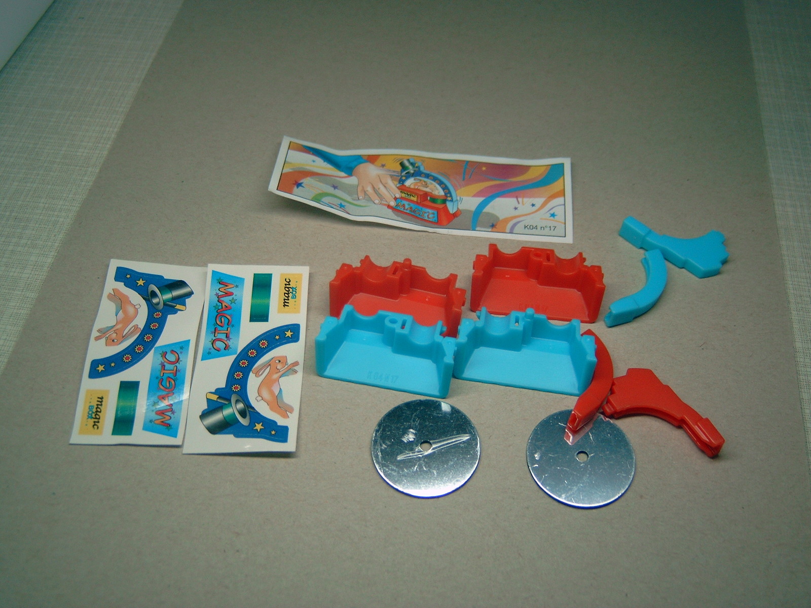 Kinder - K04 17 Magic box - 2 versions + paper + 2 stickers - surprise eggs - $2.50