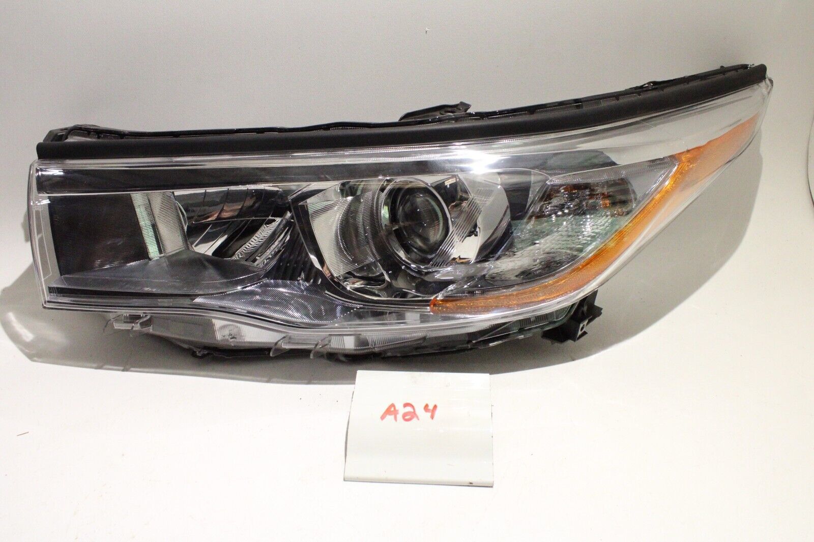 Primary image for Used OEM Headlight Head Lamp Toyota Highlander 2014-2016 damaged mounts Limited