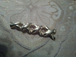 VINTAGE GOLDEN PIN BROOCH DESIGNER STYLE GOLDEN KISSES XXXX - $20.00