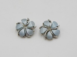 Kramer Silvertone Light Blue Petal Flower Daisy Clip On Earrings Vintage Signed - £15.12 GBP