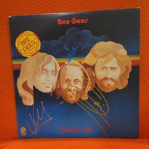 The Bee gees signed lp Monday&#39;s Rain, 3 members, Original, Vintage, Grea... - $2,582.39 MXN