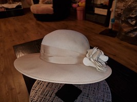 Marida, Women&#39;s hat with flowers, colour beige , size : one size - £21.50 GBP