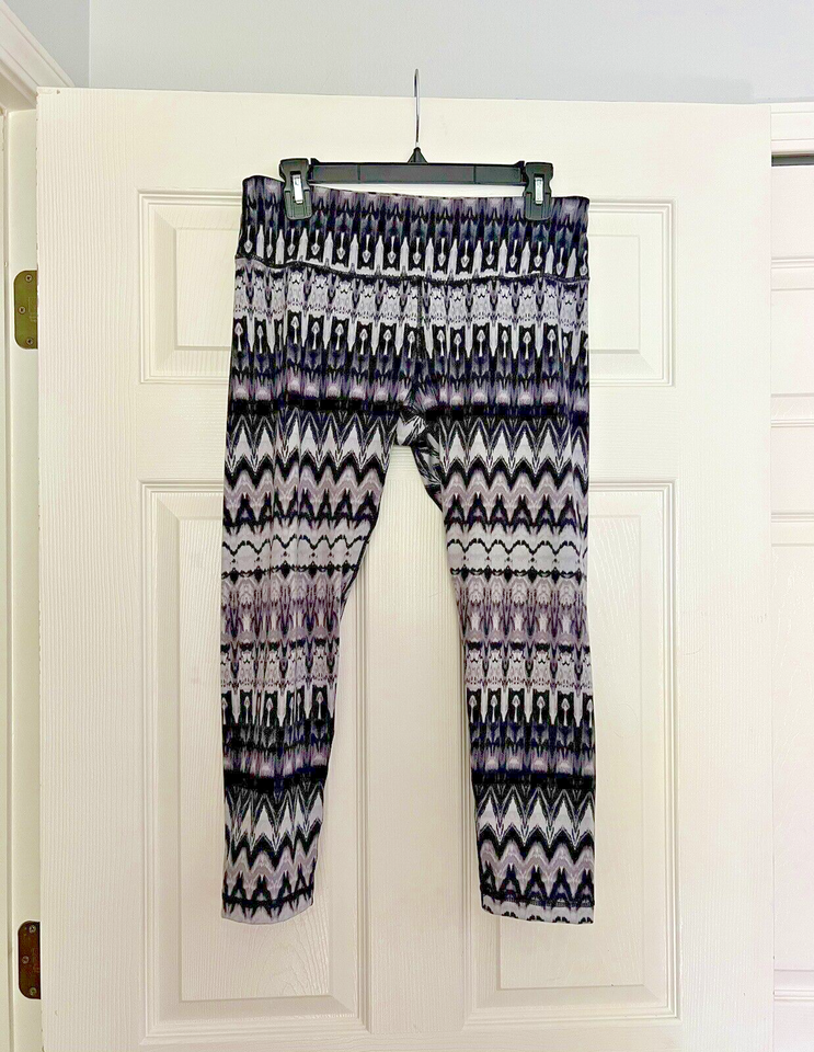Women’s 90 Degree Black And Gray Cropped Leggings Size Medium - $3.96