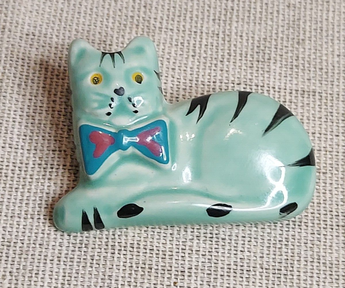 Vintage Handcrafted Ceramic Green Cat In Bow Tie Brooch - $29.20