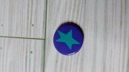 Vintage American Girl Grin Pin Blue Star Pleasant Company - $3.95