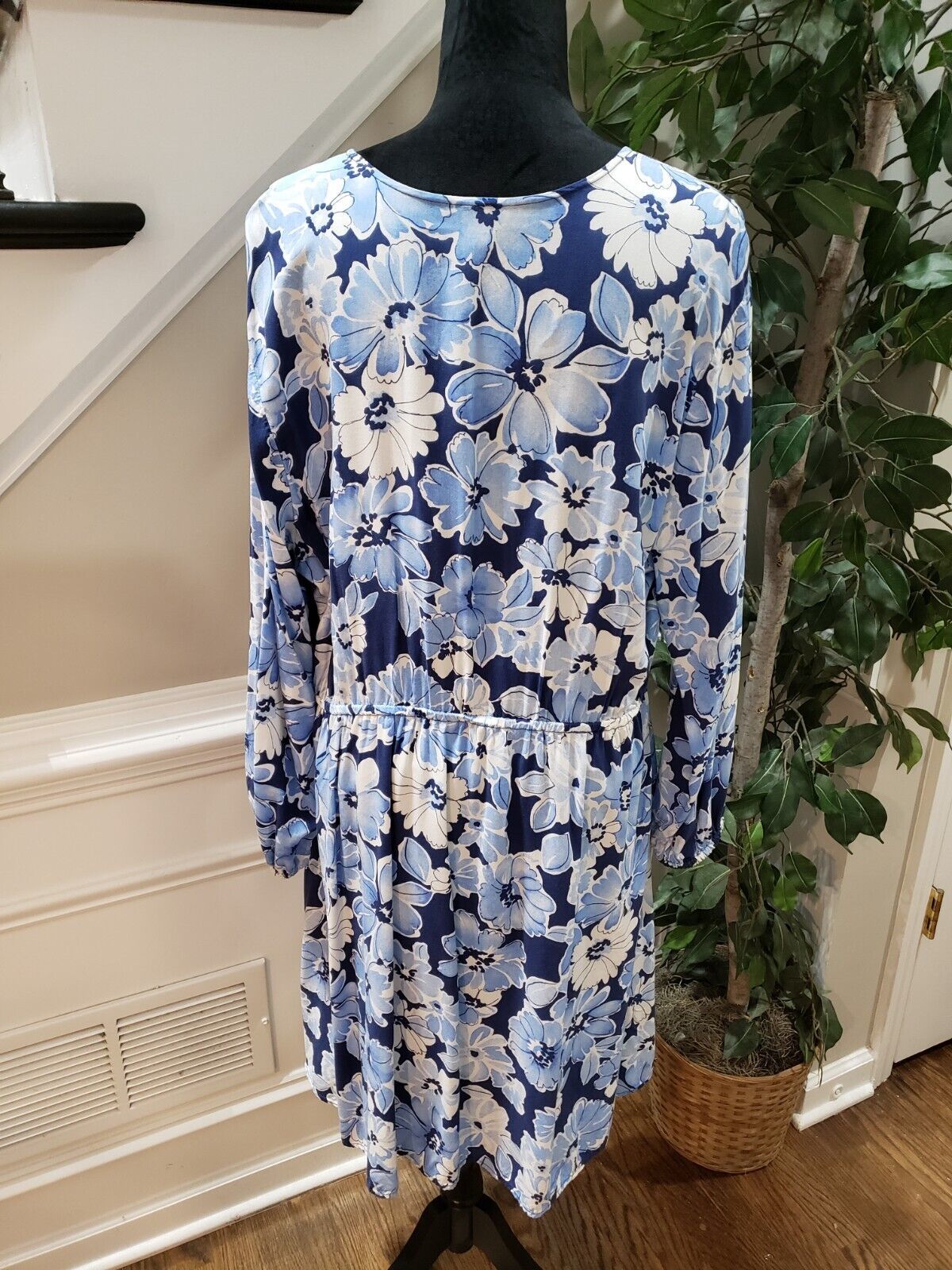 Old Navy Women's Blue Floral Wrap V Neck and 50 similar items
