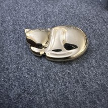 Vintage 1994 Signed Liz Claiborne Sleeping Cat Gold Tone Brooch Pin Kitt... - $9.41