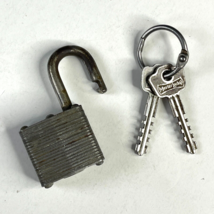 Master Lock Co Vintage Small 2&quot; Padlock 061 w/Branded Keys USA Made - £15.11 GBP