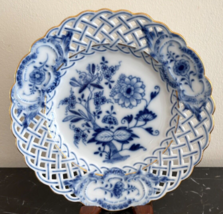 Meissen Blue Onion Pattern 8&quot; Reticulated Plate with Gold Trim - £50.42 GBP