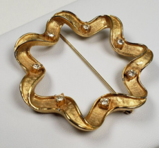 Large Vintage Sarah Cov Gold Tone Open Ribbon Circle Pin Brooch w Rhines... - £19.07 GBP
