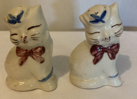 Vintage Shawnee Pottery Puss &#39;N Boots Cats White Red Bow Salt &amp; Pepper Shaker - £19.77 GBP