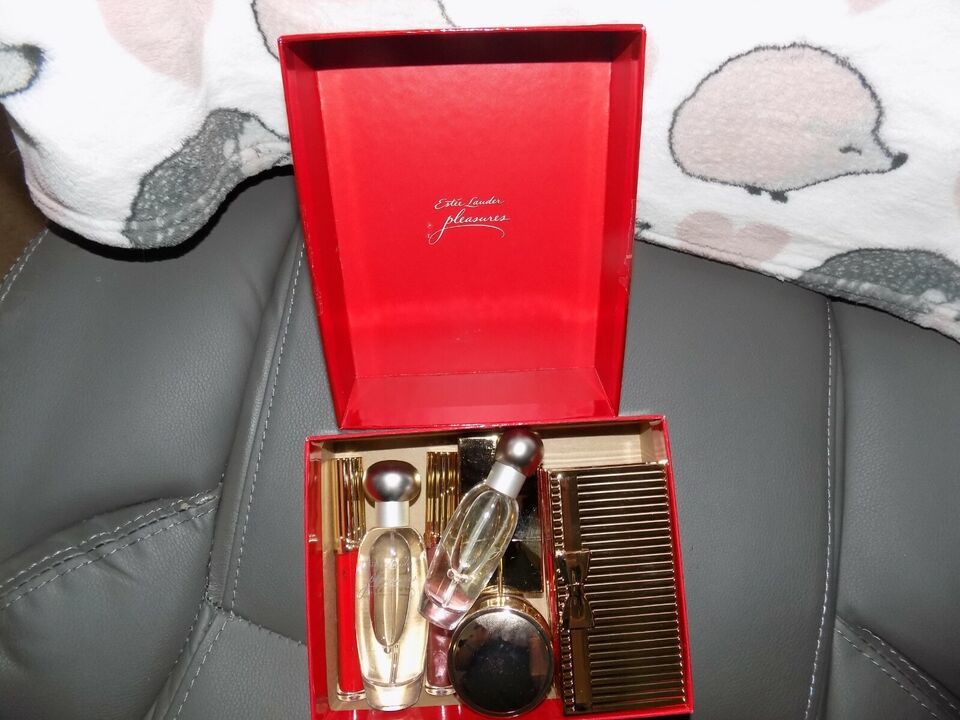Estee Lauder Pleasures To Go Duo 2020 Holiday Gift Set Perfume PLUS MORE - $131.40
