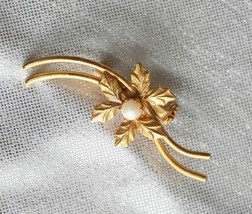 Elegant Cultured Pearl Gold-tone Flower Brooch 1960s vintage - £9.83 GBP