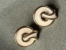 Vintage Monet Signed Cream Enamel Open Circle w Faux Ribbon Goldtone Clip Earrin - £10.22 GBP