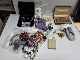 Costume jewelry lot - $19.79