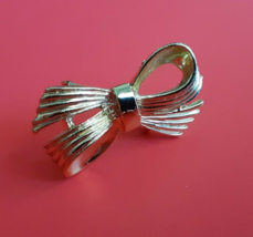 Gerrys Gold Tone Ribbed Ribbon Bow Small Brooch Vintage Lapel Pin Holiday - £3.91 GBP