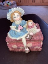 Girl and Her Doll Trinket Box - €7,60 EUR