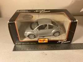Maisto Volkswagen New Beetle Special Edition Diecast Car 1:25 Scale - £15.73 GBP