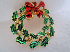 Vintage Christmas Holly Wreath Red Ribbon GOLD TONE METAL PIN Brooch - $6.49