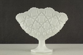 Vintage Milk Glass Westmoreland Old Quilt PATTERN Pinched Fan Flower Vase 6-7/8&quot; - £16.29 GBP