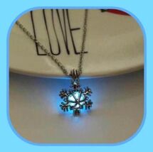 New Gorgeous Winter BLUE/SILVER Snowflake Solar Luminous Necklace Wonder... - $6.00