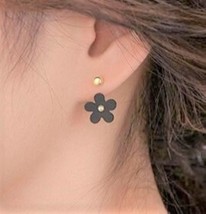 Black daisy ear jackets - $217.99 MXN
