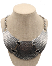 Vtg silver tone hammered metal &amp; black enamel brutalist bib statement necklace - £23.59 GBP