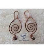 Handmade copper earrings: Large teardrop spiral with garnet bead - €17,11 EUR