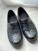 Crocs Dual Comfort Black Floral Rose Sz 10 Nurse Clog Slip Resistant - €17,51 EUR