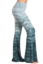 Women&#39;s Chatoyant Blue Ombre Tiger Shark Bell Bottom Yoga Pants Made in ... - £36.05 GBP