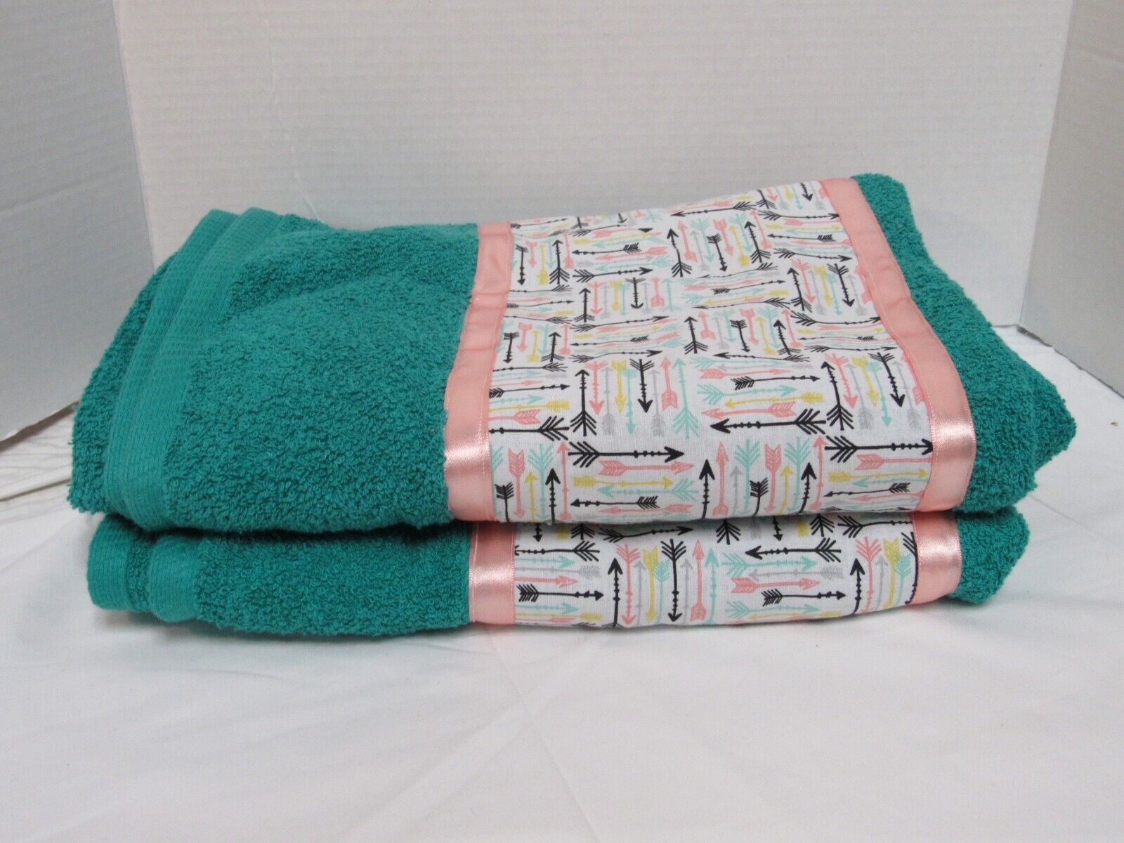 2 Kohl's Large Bath Towels 30" x 52" Kelly Green Cotton NWT Arrow Patch Design - £35.76 GBP