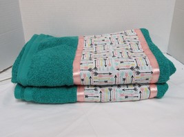 2 Kohl&#39;s Large Bath Towels 30&quot; x 52&quot; Kelly Green Cotton NWT Arrow Patch Design - £35.95 GBP