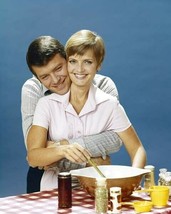 The Brady Bunch Robert Reed hugs Florence Henderson in kitchen poster - £23.62 GBP