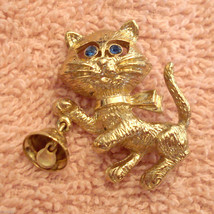 Avon Frisky Kitty Pin Rhinestone Eyes Figural CAT Brooch Bell Rings VTG 1970s  - £15.80 GBP