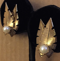Vintage Mid Century Modern 1950s Gold Plate Prong Set Faux Pearl Nature ... - $33.86