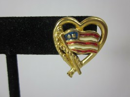 Vintage AVON USA Patriotic Flag Goldtone Heart Americana Lapel Pin Tie Tack - £6.31 GBP