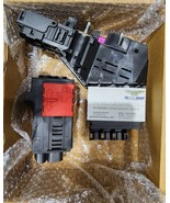 A1665404902 / 2450 Genuine OEM PREOWNED Mercedes-Benz Fuse &amp; Relay Box ENG - $406.61 CAD
