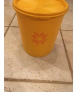 Tupperware 12 Cup Canister Orange 807-12 Button Top 7.5 &quot; High 5.5&quot; at Base - $185.31 MXN