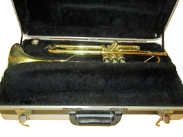 Holton Elkhorn Wiscosin Standard Student Trumpet 00296 With Professional... - $194.99