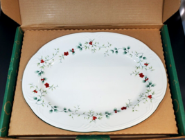 Pfaltzgraff Winterberry 14&quot; Serving Platter Holly Leaves &amp; Berries - £31.28 GBP