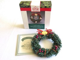 * Hallmark Little Frosty Friends Memory Mini Wreath 1990 - NO Stand or O... - $176.77 MXN