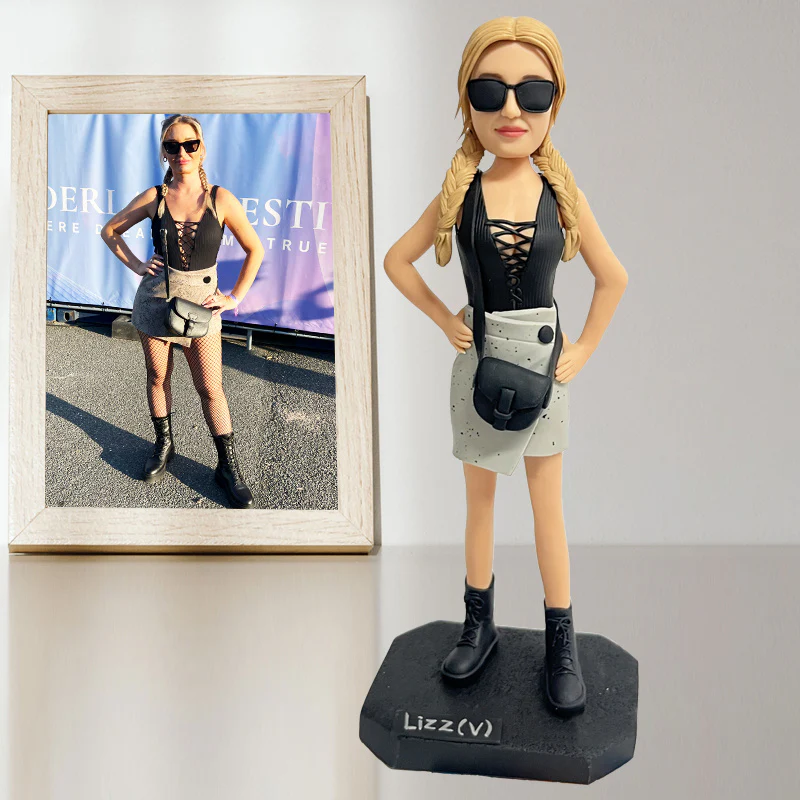 Custom Woman Bobblehead in Street Style from Photo – Personalized Figuri... - $1,691.23 MXN+