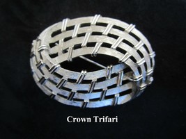 Crown TRIFARI Brooch Pin Brushed Silver Tone Oval Basket Weave 1960s Vintage - £19.57 GBP